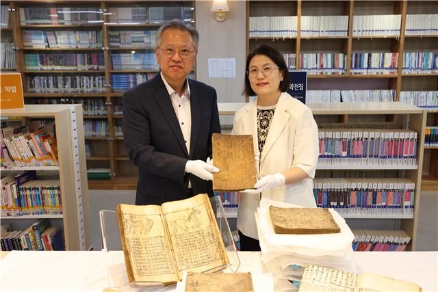 [서울=뉴시스] 지난 9일 서울 송파구 창덕여자고등학교 도서관에서 고문헌 기증식이 열렸다.