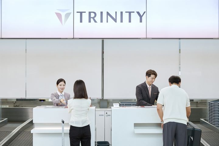 [서울-뉴시스] 트리니티항공 직원들이 10일 새로운 기업이미지(CI)를 적용한 인천국제공항 탑승 수속 카운터에서 고객을 맞이하고 있다. (사진=트리니티항공 제공) 2026.9.10. photo@newsis.com *재판매 및 DB 금지