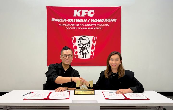 KFC 코리아 신호상 대표(좌측)와 KFC 대만·홍콩 카렌 첸 대표이사(우측)가 MOU 체결 후 기념 촬영을 하고 있다. (사진=KFC 코리아 제공) *재판매 및 DB 금지