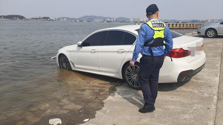군산 해망동 차량침수(사진=군산해경 자료) *재판매 및 DB 금지