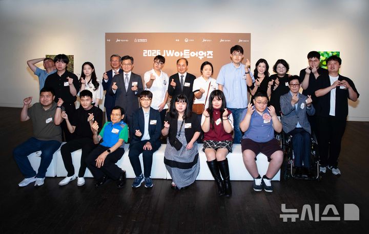 [서울=뉴시스] JW이종호재단은 지난 9일 서울 인사동 인사아트센터에서 ‘2026 JW아트어워즈’ 시상식을 개최했다. 수상 작가들이 기념촬영을 하고 있다. (사진=JW이종호재단 제공) 2026.09.10. photo@newsis.com