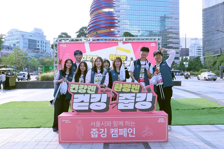 '제로서울 기업실천단' 1기 활동의 일환으로 서울 청계광장에서 대상 임직원들이 '줍깅 캠페인'에 참여한 모습. (사진=대상 제공) *재판매 및 DB 금지