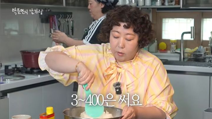 [서울=뉴시스] 개그우먼 신기루가 배우 박준면의 집에서 직접 김밥을 만들며 "배달비로 한 달에 300~400만원"을 쓴다고 말하며 마운자로에 관한 생각을 솔직하게 털어놓고 있다. (사진=유튜브 채널 '박준면의 낯가림' 캡처)