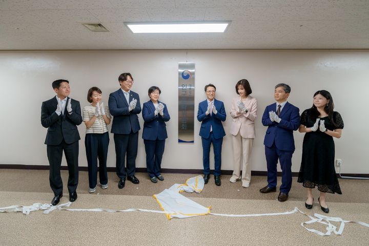 [세종=뉴시스]저출산고령사회위원회가 10일 정부서울청사 8층 사무실에서 이름을 바꿔 새로 출범하는 인구전략위원회 현판식을 개최했다. (사진 가운데 왼쪽과 오른쪽)정은경 보건복지부 장관과 김진오 인구전략위원회 부위원장. (사진=인구전략위원회 제공) 2026.09.10. photo@newsis.com *재판매 및 DB 금지