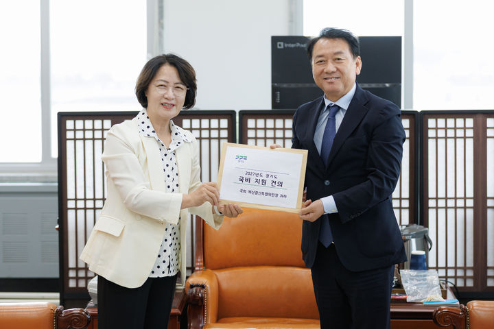 [수원=뉴시스] 추미애 경기도지사가 9일 국회에서 이광재 국회 예결위원장을 만나 경기도 국비 증액을 요청하고 있다. (사진=경기도 제공) 2026.09.10. photo@newsis.com *재판매 및 DB 금지