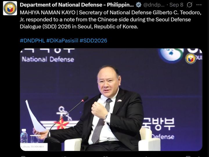 [서울=뉴시스] 길베르토 테오도로 주니어 필리핀 국방장관이 한국에서 열린 안보회의에서 남중국해 문제와 관련한 중국 외교관의 메모를 공개하며 ‘강압과 괴롭힘’이라고 비난하자 중국 정부가 “정치쇼와 거짓말을 중단하라”고 반발했다. 테오도로 장관이 지난 8일 서울 안보대화에서 중국 측이 전달한 메모를 받고 발언하는 모습. <사진출처: 필리핀 국방부 엑스>2026.09.10