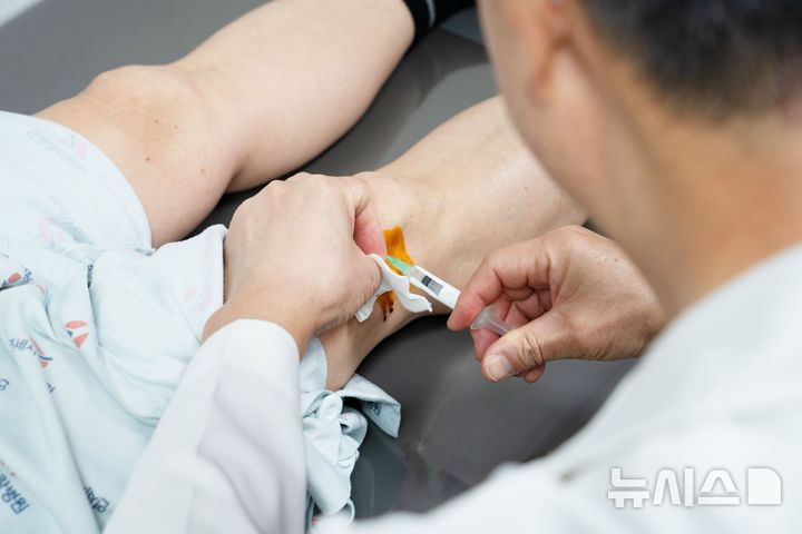 [서울=뉴시스] 자가 지방유래 기질혈관분획(SVF)를 환자에게 주사하고 있다. (사진= 연세사랑병원 제공)