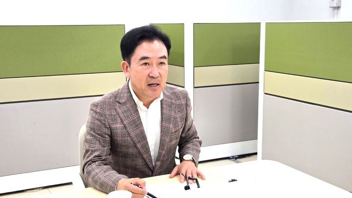 [청주=뉴시스] 윤희근 전 경찰청장이 10일 충북도청 기자실에서 국민의힘 청주 서원구당협 조직위원장 출마 입장을 밝히고 있다. 2026.09.10. imgiza@newsis.com *재판매 및 DB 금지