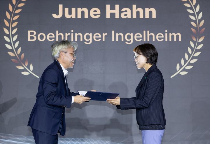 [서울=뉴시스] 한정현 한국베링거인겔하임 사업개발 및 라이선싱(BD&L) 전무(오른쪽)가 보건복지부 장관 표창을 받았다. (사진=한국베링거인겔하임 제공) 2026.09.10. photo@newsis.com *재판매 및 DB 금지