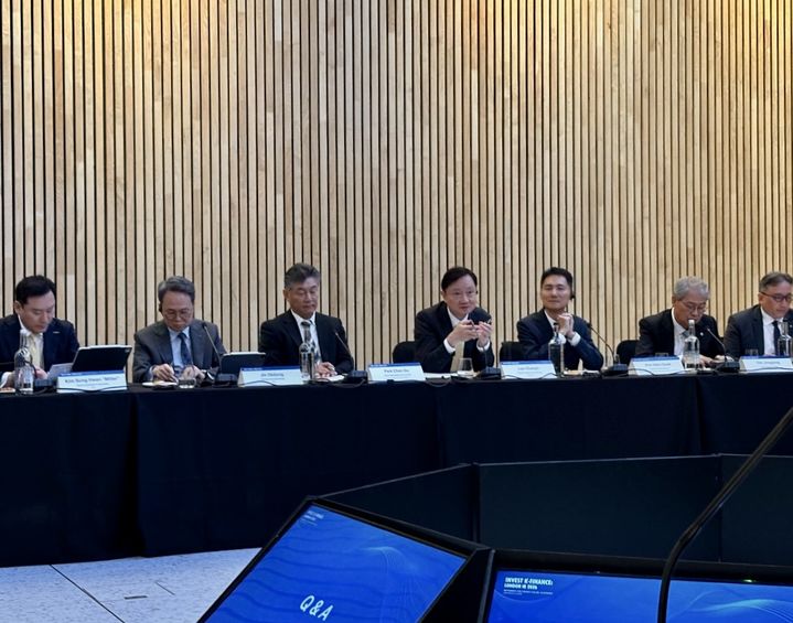 [서울=뉴시스] 왼쪽부터 김성환 한국투자증권 대표, 진옥동 신한금융지주 회장, 박찬구 서울시 정무부시장, 이찬진 금융감독원장, 김한국 국민연금 전략부문장, 임종룡 우리금융지주 회장, 신재욱 NH투자증권 대표. (사진=금융감독원 제공) 2026.09.10. *재판매 및 DB 금지
