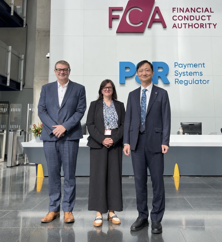 [서울=뉴시스] 왼쪽부터 스티브 스마트 영국 영업행위감독청(FCA) 국장, 사라 프리차드 영국 영업행위감독청(FCA) 부청장, 이찬진 금융감독원장. (사진=금융감독원 제공) 2026.09.10. *재판매 및 DB 금지