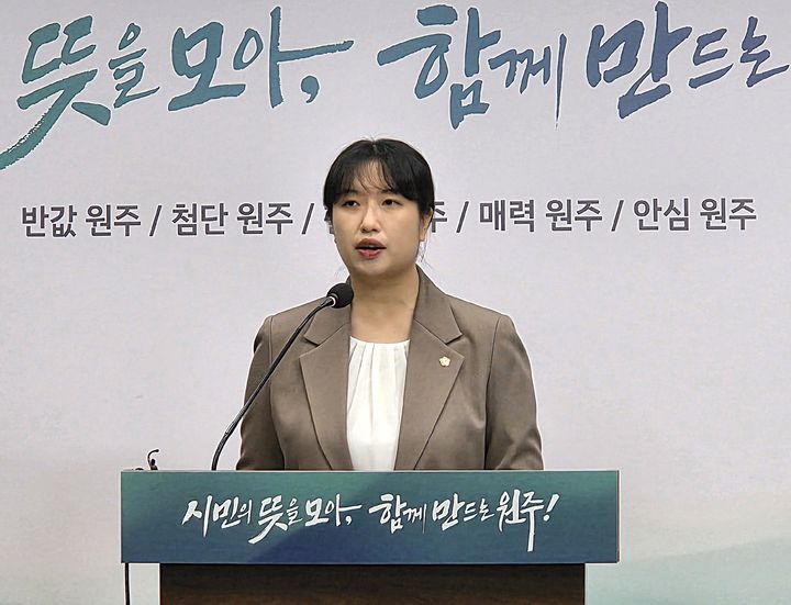 [원주=뉴시스] 이덕화 기자 = 10일 노주비 원주시의원이 시청 브리핑룸에서 기자회견을 열고 원강수 전 시장에게 결정된 2000만원의 소송비용 지원 집행을 유예하고 현행 소송비 지원 조례와 심의 기준 개선을 촉구하고 있다. 2026.09.10. wonder8768@newsis.com *재판매 및 DB 금지