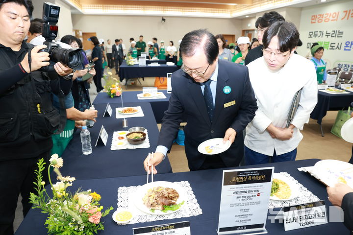 [완주=뉴시스] 전북 완주군이 제14회 완주와일드&로컬푸드축제를 앞두고 진행한 '로컬밥상' 음식 품평회. (사진=완주군 제공) 2026.09.10. photo@newsis.com&nbsp; *재판매 및 DB 금지