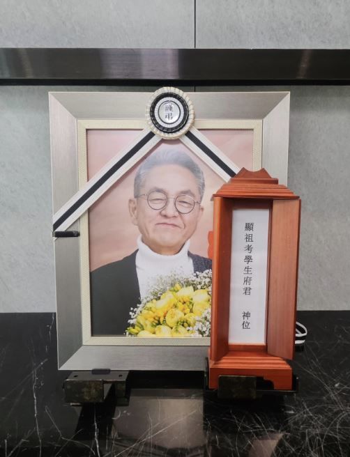 [서울=뉴시스] 중증자폐 아들을 홀로 키우며 중증장애인 공동체 창립에도 힘을 쏟은 고(故) 전경철 작가가 아들을 바라볼 수 있는 나무 아래 묻혔다. (사진 : SNS 캡처) *재판매 및 DB 금지