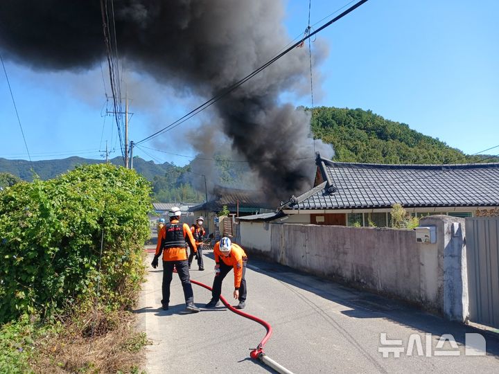 [장흥=뉴시스] 10일 오전 10시2분께 전남광주 장흥군 한 주택에서 불이 나 소방 당국에 의해 1시간19분만에 인명 피해 없이 꺼졌다. (사진 = 전남광주소방본부 제공) 2026.09.10. photo@newsis.com 