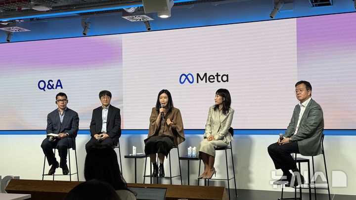 [서울=뉴시스] 윤정민 기자 = 메타코리아가 10일 오전 서울 강남구 메타코리아 오피스에서 '메타 스크린 스마트' 라운드테이블을 열었다. (왼쪽부터) 필립 추아 메타 아시아태평양(APAC) 정책 총괄, 박일준 디지털리터러시협회장, 방종임 교육대기자TV 대표, 이지연 한국외대 교육대학원 상담심리 교수, 허욱 메타코리아 대외정책 부사장. 2026.09.10. alpaca@newsis.com