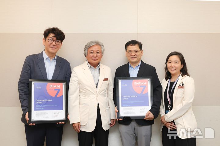[서울=뉴시스] 삼성서울병원은 HIMSS 평가에서 EMRAM·DIAM 7단계를 재인증 받아 모두 4개 영역에서 최고 등급을 유지하게 됐다고 밝혔다. 사진 왼쪽부터 차원철 AX전략팀 실차장 (응급의학과 교수), 이규성 AX추진단장 (비뇨의학과 교수), 최종수 AX추진담당, 손명희 AX의료정보팀 실차장 (응급의학과 교수). (사진= 삼성서울병원 제공)