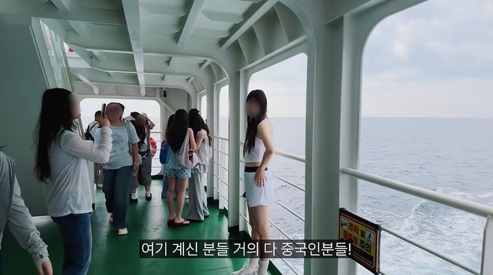 [서울=뉴시스]제주에서 우도로 향하는 배 안 관광객들. 유튜버는 관광객 대부분이 중국인이라고 전했다.(사진출처: 유튜브 까르보승엽 캡처)2026.09.10.