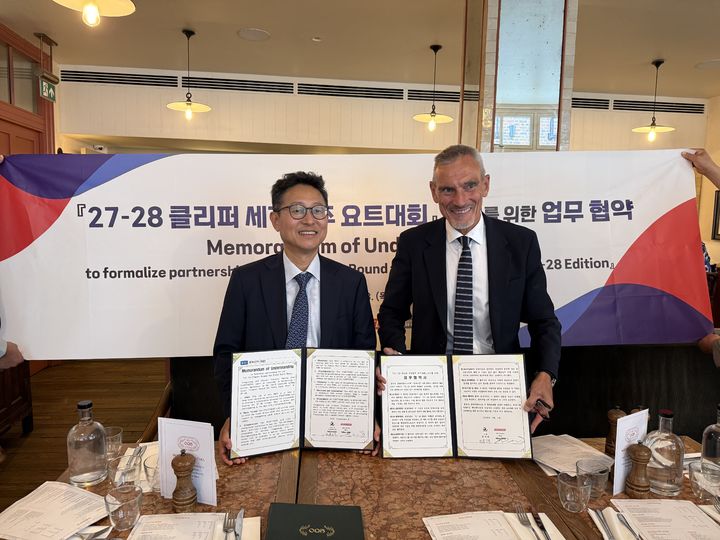 [통영=뉴시스] 신정철 기자= 경남 통영시는 윤인국 부시장을 단장으로 한 통영시 대표단이 지난 8월 31일부터 6박 9일간 영국과 핀란드 일원에서 '복합해양레저관광도시 조성사업 기본계획 수립 용역' 선진지 사례 답사를 실시했다고 10일 밝혔다.사진은 영국 런던에서 클리퍼 벤처스 공동창업자 겸 CEO 윌리엄 워드와 2027~2028 클리퍼 세계일주 요트대회 유치에 협력하는 내용의 업무협약을 체결하고 기념사진을 촬영하고 있다.(사진=통영시 제공).2026.09.10. photo@newsis.com *재판매 및 DB 금지