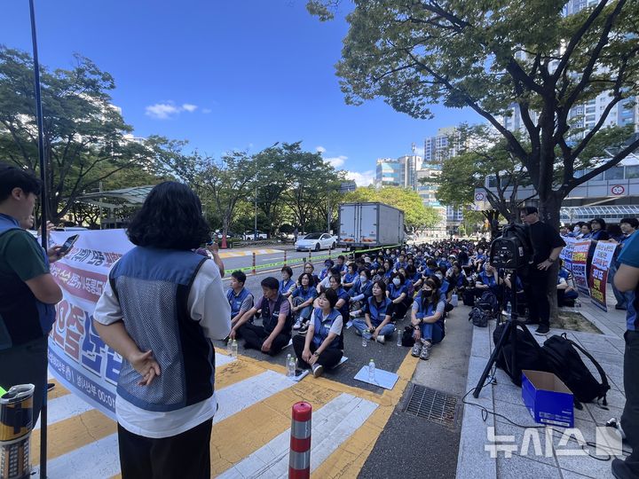 [부산=뉴시스] 진민현 기자 = 10일 오전 부산 연제구 부산시청 후문에서 부산지하철노동조합 운영서비스지부가 조합원 300여명이 참여한 결의대회를 열고 원가설계 개선과 안전인력 충원 등을 촉구했다. 2026.09.10. truth@newsis.com