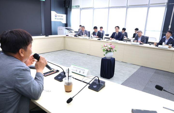 [세종=뉴시스] 농림축산식품부가 10일 서울 양재 aT센터에서 김종구 차관 주재로 제1차 농산물가격안정심의위원회를 열고 농산물가격안정제 대상 품목과 기준가격 산정 방식 등 세부 운영방안을 심의하고 있다. (사진=농식품부 제공) *재판매 및 DB 금지