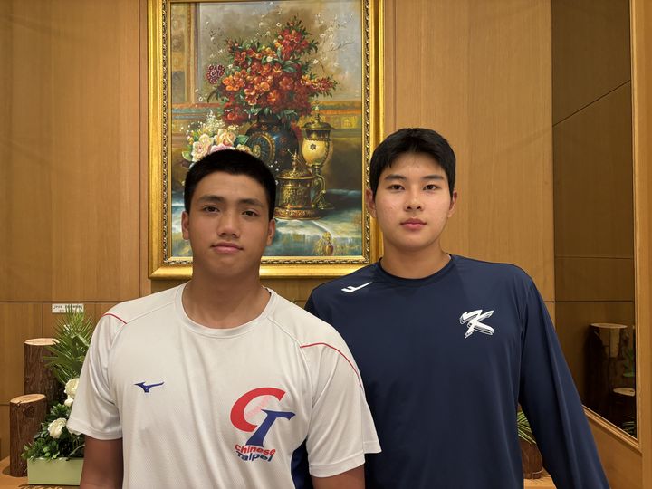 [서울=뉴시스] 사진공동취재단 = 한국 18세 이하(U-18) 야구 대표팀 하현승(오른쪽)과 대만 U-18 야구 대표팀 류런유. 2026.09.08. *재판매 및 DB 금지
