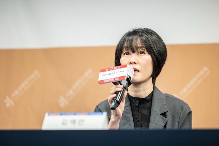[서울=뉴시스] 김애란 작가가 10일 서울 중구 한국프레스센터에서 열린 '2026 서울국제작가축제' 기자간담회에서 발언하고 있다. (사진=한국문학번역원 제공) 2026.09.10. photo@newsis.com *재판매 및 DB 금지