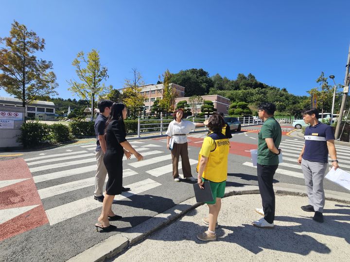 [창원=뉴시스]경남교육청, 녹색어머니회, 진주교육지원청, 진주 문산초등학교 관계자 등이 문산초등학교 통학로를 점검하고 있는 모습.(사진=경남교육청 제공) 2026.09.10.photo@newsis.com *재판매 및 DB 금지