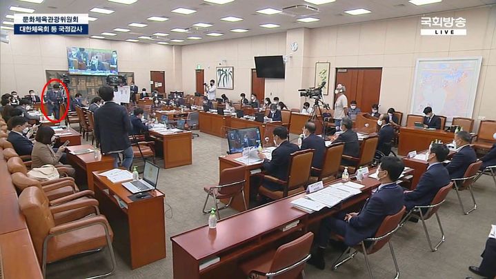[서울=뉴시스] 김승원 법무부 장관 후보자가 지난 2021년 10월12일 오전 11시25분께 휴대전화를 보면서 문화체육관광위원회 국정감사장에 들어오고 있다. (사진=안철수 국민의힘 의원 제공) 2026.09.10. *재판매 및 DB 금지