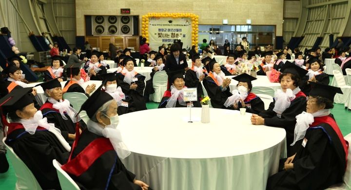 [평창=뉴시스] 문해교실 학습자 지난 졸업식. (사진=뉴시스 DB). photo@newsis.com *재판매 및 DB 금지