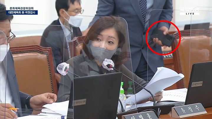 [서울=뉴시스] 김승원 법무부 장관 후보자가 지난 2021년 10월12일 오전 휴대전화를 들고 문화체육관광위원회 국정감사장에 들어오고 있다. (사진=안철수 국민의힘 의원 제공) 2026.09.10. *재판매 및 DB 금지