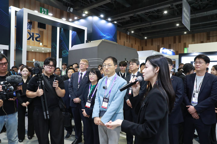[울산=뉴시스] 울산시가 대한민국 산업 인공지능전환(AX)의 현재와 미래를 한눈에 볼수 있는 울산세계미래산업박람회(WAVE 2026)를 개최했다.10일 울산전시컨벤션센터(UECO)에서 열린 개막식에 참석한 김상욱 울산시장을 비롯한 국내외 기업 및 주한외교공관등 관계자들이 전시장을 관람하고 있다. (사진=울산시 제공) 2026.09.10. photo@newsis.com *재판매 및 DB 금지