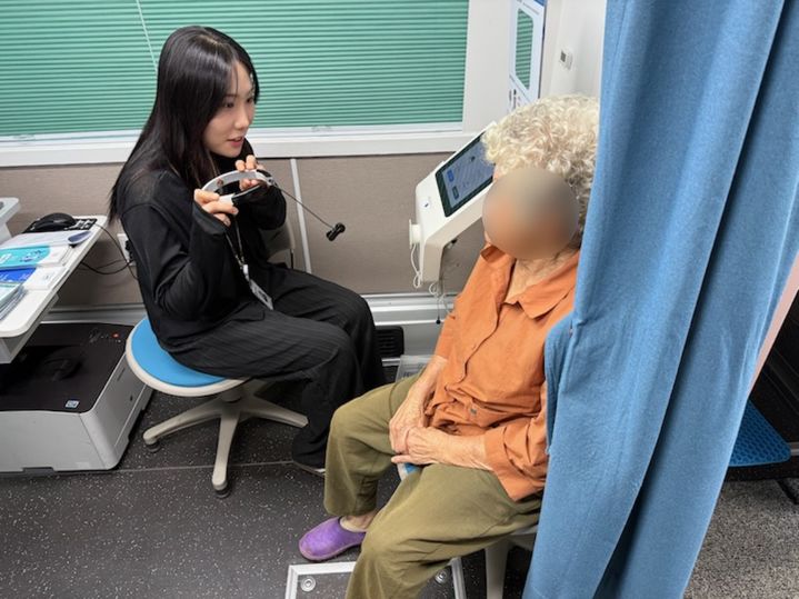 [천안=뉴시스] 천안시가 10일 마을안심버스에서 성남면 주민의 심리상담을 진행하고 있다. (사진=천안시 제공) 2026.09.10 photo@newsis.com *재판매 및 DB 금지