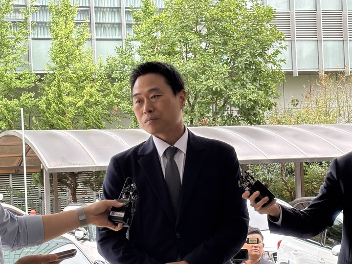 [서울=뉴시스] 이은서 인턴기자 = 용혜인 국회의원을 정치자금법 위반 등 혐의로 고발한 이종배 전 서울시의원이 10일 오후 고발인 신분으로 경찰에 출석하고 있다. 2026.09.10. photo@newsis.com *재판매 및 DB 금지