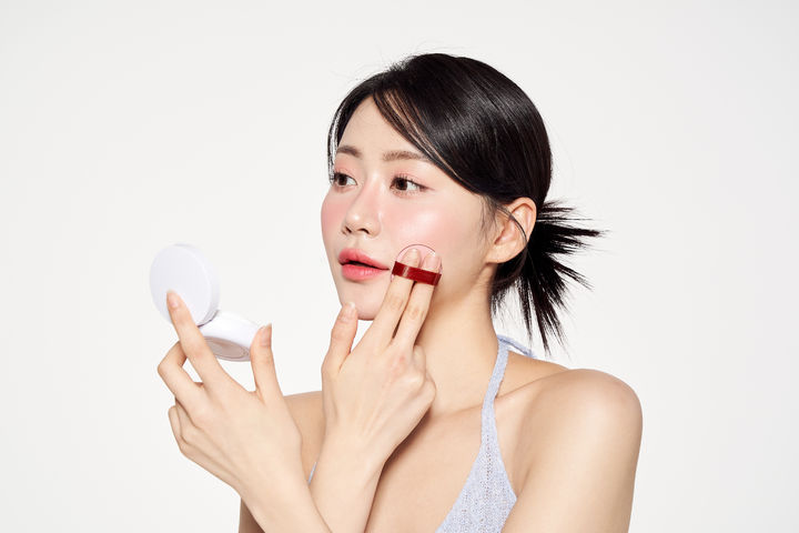 [서울=뉴시스]대중교통에서 화장하는 승객을 두고 주변에 불편을 줄 수 있다는 의견과 개인 사정상 어쩔 수 없다는 의견이 맞서고 있다. (사진=유토이미지) 2026.09.10
