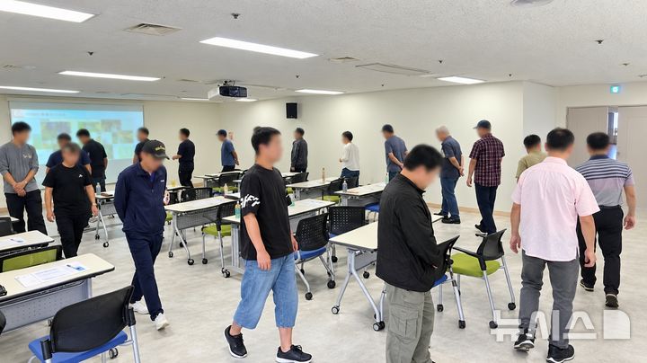 [제주=뉴시스] 심리 안정 명상 프로그램 '내 마음의 안전벨트' 운영 모습. (사진=노사발전재단 제주중장년내일센터 제공) photo@newsis.com *재판매 및 DB 금지