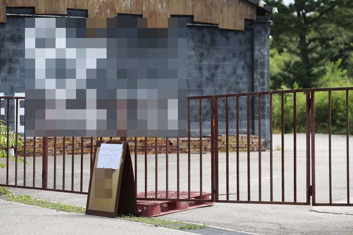 [파주=뉴시스] 고해람, 나지현 기자 = 지난 9일 60대 여성의 시신이 발견된 경기 파주시 문산읍 한 카페 출입구가 철문으로 막혀 있다. 2026.09.09. *재판매 및 DB 금지
