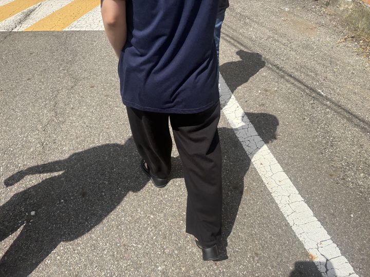 [파주=뉴시스] 고해람, 나지현 인턴기자 = 지난 9일 카페 직원이 카페 내 개에게 밥을 주고 나온 모습. 2026.09.10. *재판매 및 DB 금지
