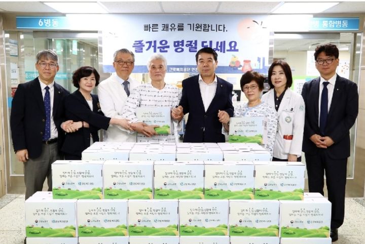 [울산=뉴시스] 근로복지공단 이사장(오른쪽부터 네 번째)이 10일 공단 인천병원을 찾아 전문재활 프로그램 운영 현황을 점검하고 입원 치료 중인 산재노동자들에게 추석 위문품을 전달했다. (사진=근로복지공단 제공) 2026.09.10. photo@newsis.com *재판매 및 DB 금지