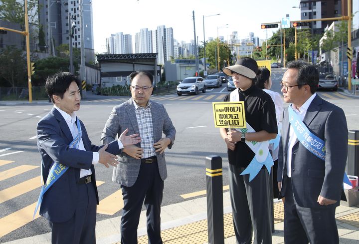 [전남광주=뉴시스] 10일 김대중 전남광주통합특별시교육청 교육감이 최근 교통사고가 발생한 광주 북구 모 초등학교 일대를 찾아 등굣길 안전 실태를 점검하고 있다. (사진 = 통합교육청 제공). 2026.09.10. photo@newsis.com *재판매 및 DB 금지