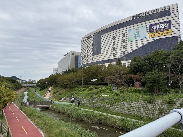 10일 서울 송파구 장지동 '힐스테이트 송파더그리드' 사업지 인근 장지천과 산책로. 오른쪽으로 NC백화점 송파점이 보인다. *재판매 및 DB 금지
