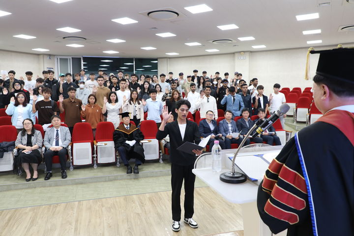 [청주=뉴시스] 충북보건과학대학교에 입학한 외국인 유학생들이 10일 입학식에서 선서를 하고 있다. (사진=충북보건과학대 제공) 2026.09.10. photo@newsis.com&nbsp; *재판매 및 DB 금지