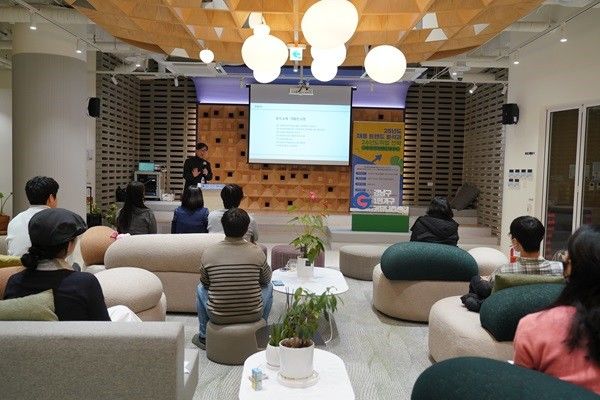 [서울=뉴시스] 국민대학교 대학일자리플러스센터 취업지원 프로그램 참여자들이 특강을 듣고 있다. (사진=국민대 제공) 2026.09.10. photo@newsis.com *재판매 및 DB 금지