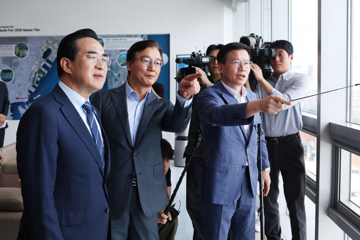 [세종=뉴시스] 박홍근 기획예산처 장관은 10일 부산대학교병원과 부산대학교, 기장군 보건소를 잇따라 방문해 2027년 예산안에 반영된 지역필수의료와 고등교육 분야 투자계획을 점검하고 관계자들과 간담회를 가졌다. (사진=기획처 제공) 2026.09.10. photo@newsis.com *재판매 및 DB 금지