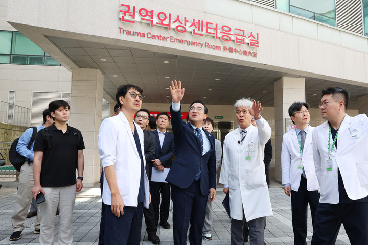[세종=뉴시스] 박홍근 기획예산처 장관은 10일 부산대학교병원과 부산대학교, 기장군 보건소를 잇따라 방문해 2027년 예산안에 반영된 지역필수의료와 고등교육 분야 투자계획을 점검하고 관계자들과 간담회를 가졌다. (사진=기획처 제공) 2026.09.10. photo@newsis.com *재판매 및 DB 금지