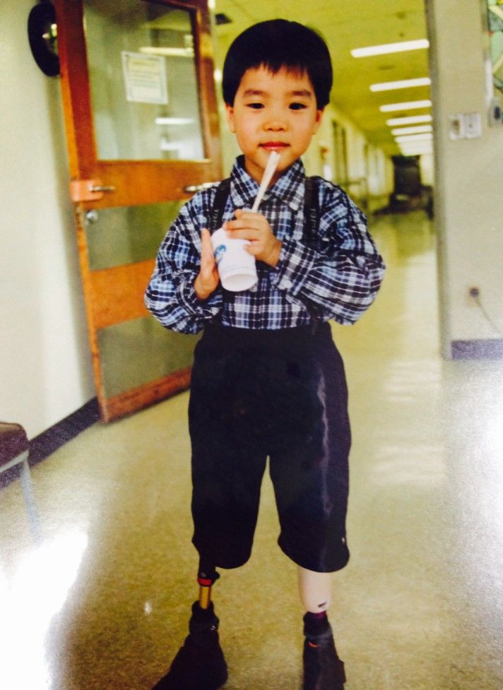 [서울=뉴시스]김세진씨는 어머니가 자신을 걷게 만들려고 전국 병원을 돌았지만 의료진으로부터 "얘 못 걸어요. 그냥 좋은 휠체어나 사줘요"라는 절망적인 말을 들었다고 당시 상황을 전했다. 사진 김세진 씨 SNS 캡처 *재판매 및 DB 금지