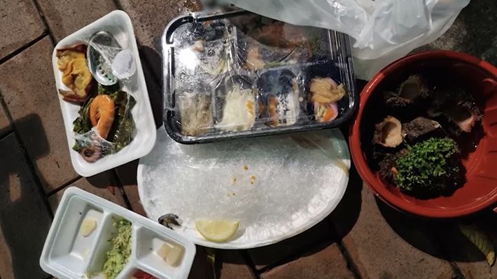 [서울=뉴시스]“벌레가 나왔다”며 10만원 상당의 배달 음식값을 환불받은 손님이 잔반과 쓰레기만 돌려보냈다는 횟집 업주의 사연이 전해졌다. (SBS '뉴스헌터스' 화면 캡처) *재판매 및 DB 금지
