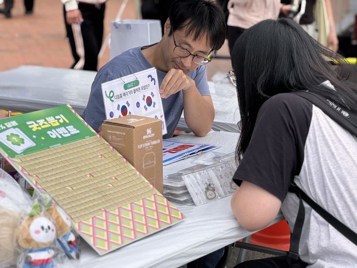 [대구=뉴시스] 대구보훈청은 영남대학교에서 김구 선생 탄생 150주년을 알리는 '보훈 캠퍼스 어택' 캠페인을 진행했다. (사진=대구지방보훈청 제공) 2026.09.10.. photo@newsis.com *재판매 및 DB 금지