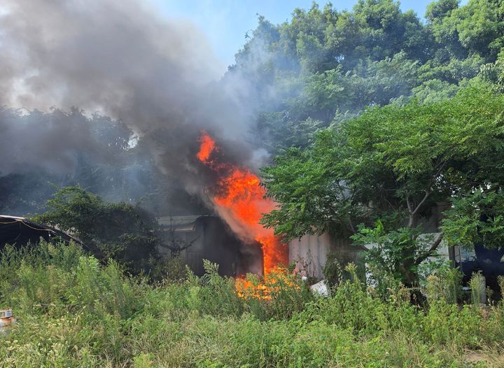 [제주=뉴시스] 10일 오후 오후 3시께 제주시 용담2동 한 컨테이너에서 화재가 발생했다는 신고가 접수돼 소방당국이 출동해 화재를 진압했다. (사진=제주소방안전본부 제공) 2026.09.10. photo@newsis.com *재판매 및 DB 금지