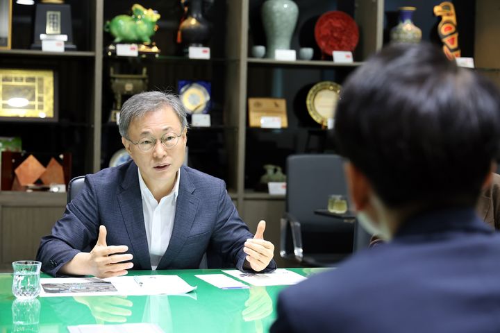 [서울=뉴시스] 장인홍 구로구청장이 9일 구청장실에서 김태병 국토교통부 철도국장과 만나 GTX-B 환기구 등 지역 철도 현안에 대한 의견을 전달하고 있다. (사진=구로구 제공) 2026.09.09. photo@newsis.com *재판매 및 DB 금지